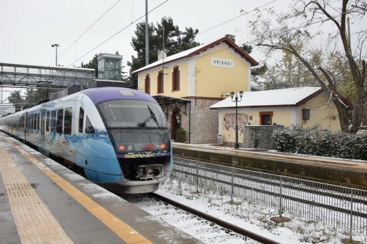 Εγκλωβισμένες στα χιόνια 4 αμαξοστοιχίες της ΤΡΑΙΝΟΣΕ – Απίστευτη ταλαιπωρία για χιλιάδες επιβάτες